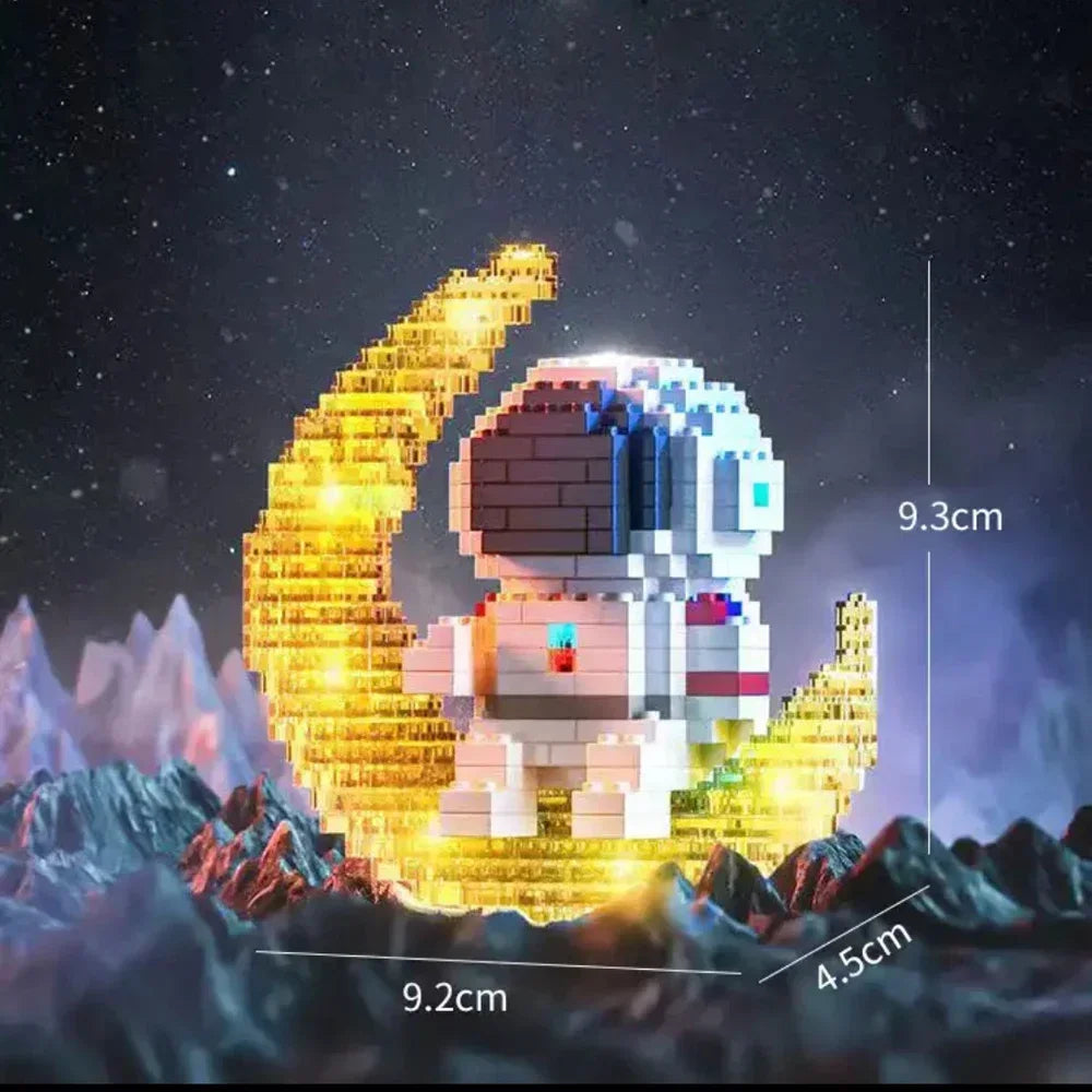 Ein aus Klemmbausteinen zusammengebautes Nachtlicht in der Form eines Astronauten, der auf einem Halbmond sitzt. Das Licht ist eingeschaltet. Vermaßte Ansicht.